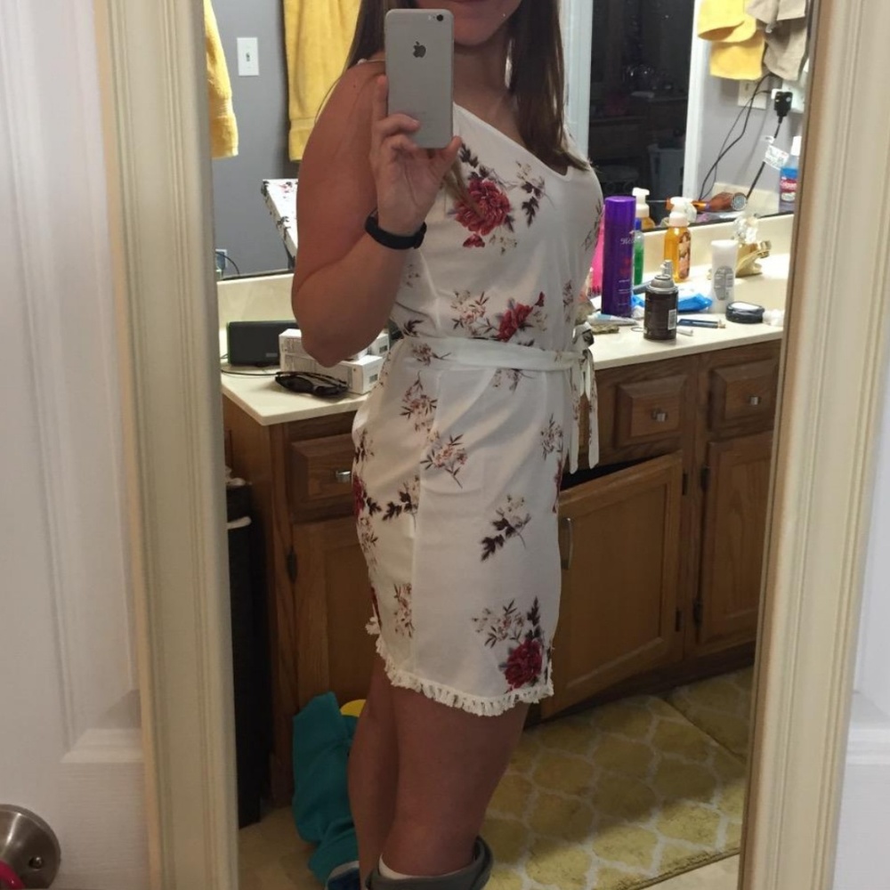 ๐ White Floral Plunge Mini Dress - Picture 6 of 6